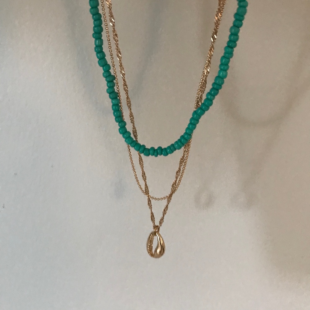 Shell Layered Necklace - Picture 2 of 3